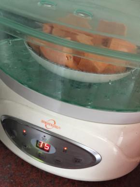 红薯切块后放入锅中蒸15分钟