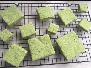 然后开始割方块，最大的边长9厘米，然后每一块边长相差0.8厘米。