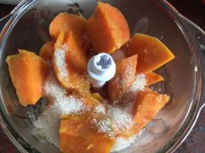 然后将蒸好的红薯放入料理机中加入20g白砂糖打成泥备用