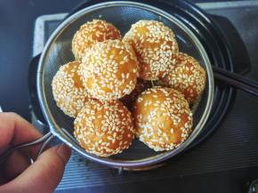 小火慢炸，用筷子不停的翻动，炸好后捞出沥油。