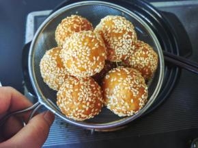 小火慢炸，用筷子不停的翻动，炸好后捞出沥油。