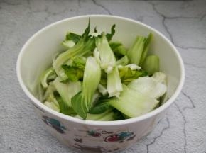 先把青菜茎切块