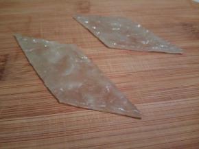 番薯粉皮，先切长条，再切菱形块