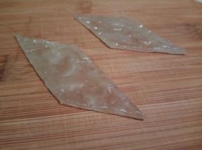 番薯粉皮，先切长条，再切菱形块