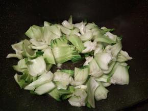 锅里放油，先放青菜茎下去炒