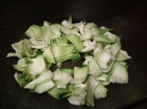 锅里放油，先放青菜茎下去炒