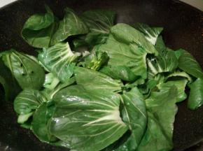 青菜茎快熟的时候，下叶子翻炒