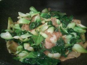 加生抽，盐，翻炒均匀，出锅