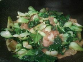 加生抽，盐，翻炒均匀，出锅