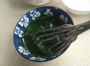 55克菠菜叶和40克水打糊。取70克菠菜糊