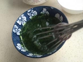 55克菠菜叶和40克水打糊。取70克菠菜糊