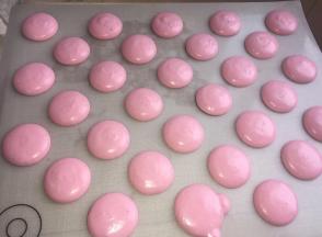 纤维布铺在烤盘上，依次挤成3厘米左右直径的圆。通风处晾至皮不粘手。（烤箱可以预热了，预热上下火150度）