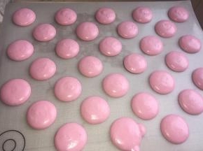 纤维布铺在烤盘上，依次挤成3厘米左右直径的圆。通风处晾至皮不粘手。（烤箱可以预热了，预热上下火150度）