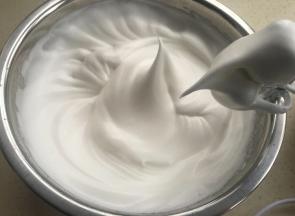 四个蛋清开始打发，细砂糖分三次加入。打发到湿性发泡。