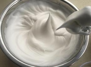 四个蛋清开始打发，细砂糖分三次加入。打发到湿性发泡。