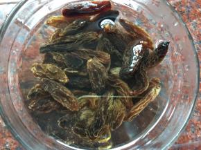 葡萄用凉开水冲洗干净备用