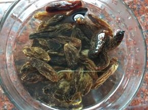 葡萄用凉开水冲洗干净备用
