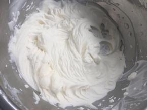 奶油加入8克细砂糖打发到起纹路。装入裱花袋。