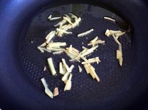 锅内放油烧至五成热，放入姜丝爆香