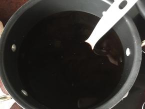 然后加入适量清水拌均后放入锅中煮至沸腾，边煮边搅拌，煮好后倒入容器中冷却后放入冰箱冷藏备用