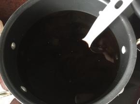 然后加入适量清水拌均后放入锅中煮至沸腾，边煮边搅拌，煮好后倒入容器中冷却后放入冰箱冷藏备用