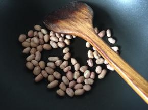 花生放锅里炒香脆后去膜，掰两半备用