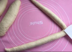 搓长至30cm，然后用刮刀对半切开
