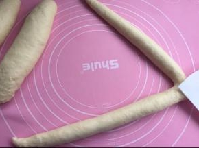 搓长至30cm，然后用刮刀对半切开