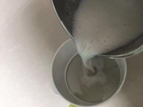 将煮好的豆浆倒入容器中