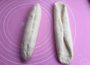 擀成椭圆形，然后如图卷起。一个个做好再松弛5分钟