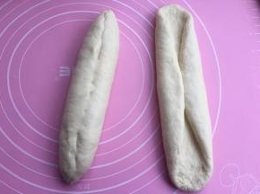 擀成椭圆形，然后如图卷起。一个个做好再松弛5分钟