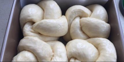放入烤箱发酵到2倍。涂蛋黄液