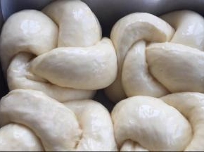 放入烤箱发酵到2倍。涂蛋黄液