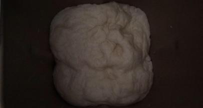 中种面团材料在面包机揉7分钟。放冰箱冷藏发酵，发酵到最高处回落为止。
