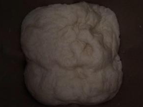 中种面团材料在面包机揉7分钟。放冰箱冷藏发酵，发酵到最高处回落为止。