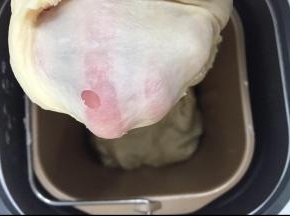 撕碎中种面团，加入主面团材料揉出薄膜。再次发酵到两倍以上