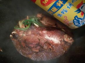 汤汁差不多的时候，加一点鸡粉，撒葱花出锅