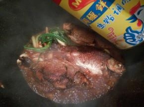 汤汁差不多的时候，加一点鸡粉，撒葱花出锅