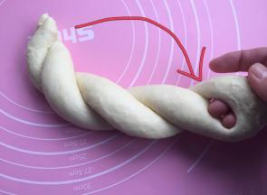 一手拉住连着的一头，一手绕麻花，然后把尾巴塞进头里。