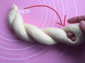 一手拉住连着的一头，一手绕麻花，然后把尾巴塞进头里。