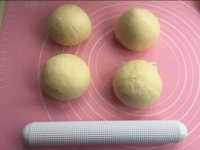 发酵好后，拿出排气，分成均匀4个面团，滚圆松弛15分钟