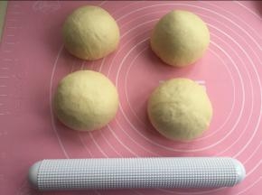 发酵好后，拿出排气，分成均匀4个面团，滚圆松弛15分钟