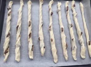 扭几扭放入烤盘。发酵到1.5倍