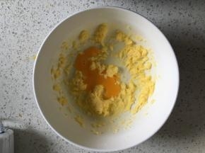 派皮制作：黄油提前软化，加入细砂糖搅打发白，分3次加入鸡蛋液搅打均匀。