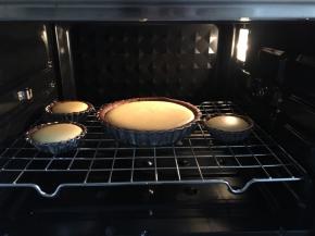 放入烤箱，提前预热180度，上下火，烤20分钟