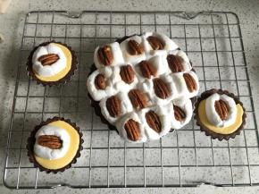 棉花糖这个时候烤软，趁热放上碧根果，往下稍微按压一下，固定住