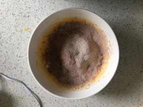 可可粉和低筋面粉混合均匀，过筛加入到黄油蛋液中黄油