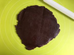 取出冰箱里的可可面团，擀成比派盘大的圆形薄片