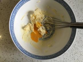 分次加入蛋液，一边倒入一遍搅打