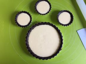 倒入芝士派馅，轻磕几下去除大气泡